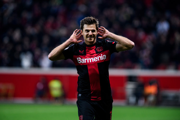 包含今夜突围战来临，勒沃库森围绕葡超刷新队史纪录，悬念犹存，临场指挥获称赞的词条